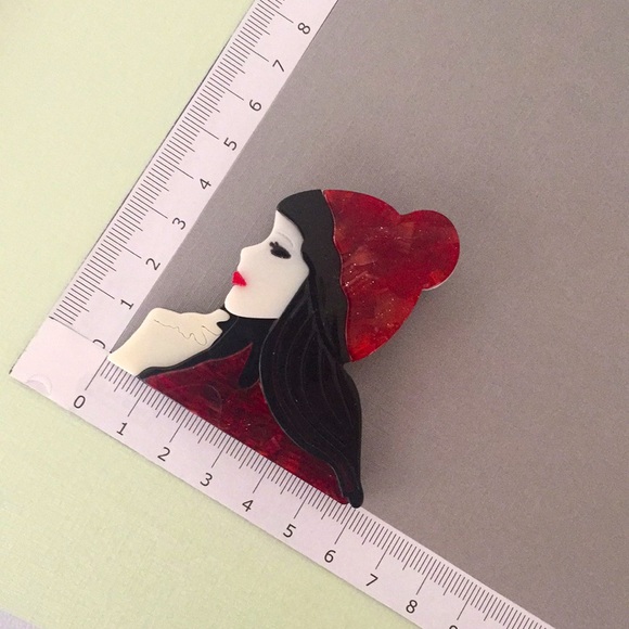 ๐50% OFF/3+...Young Lady in Red Toque and Scarf Brooch - Picture 10 of 10